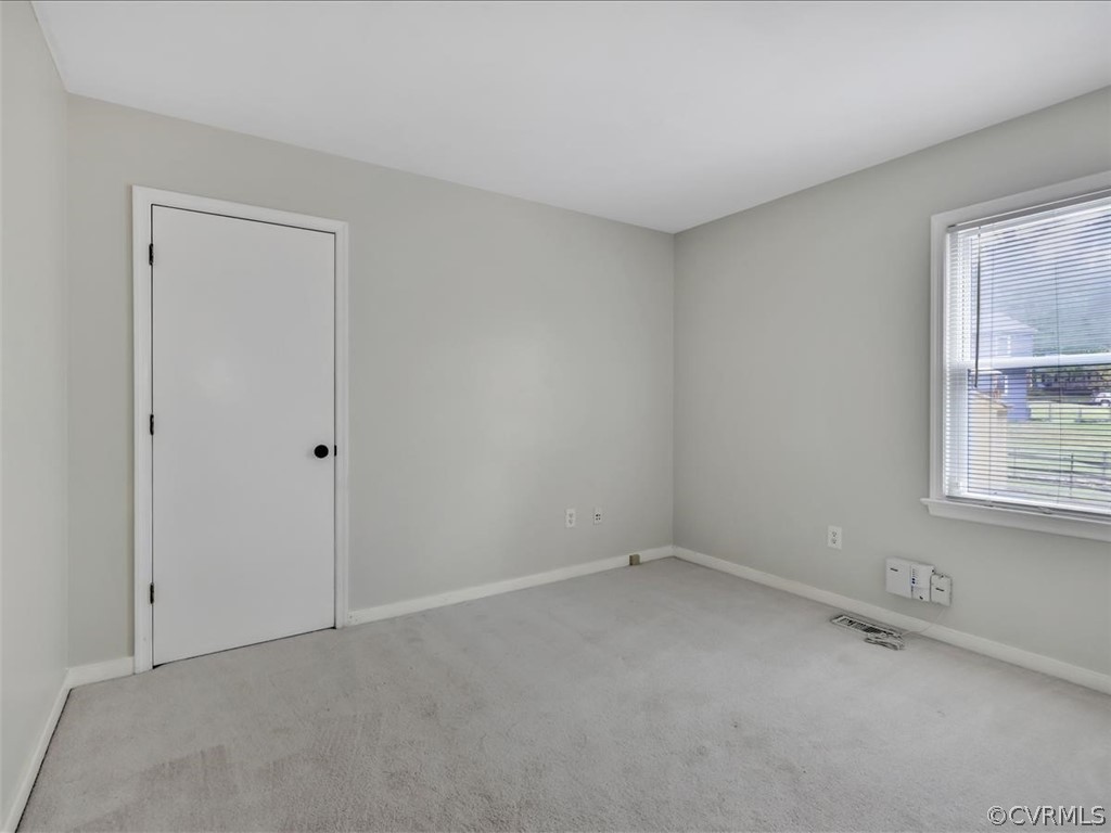 12402 South Ridge Circle Midlothian, VA 23112 - Photo 13 of 16 an empty room with a window
