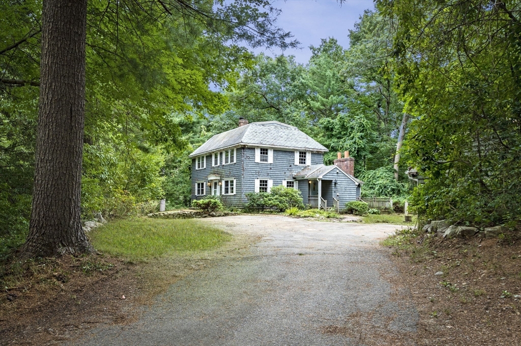 20 Main Street Boxford, MA 01921 - Photo 5 of 40 a front view of a house with a yard