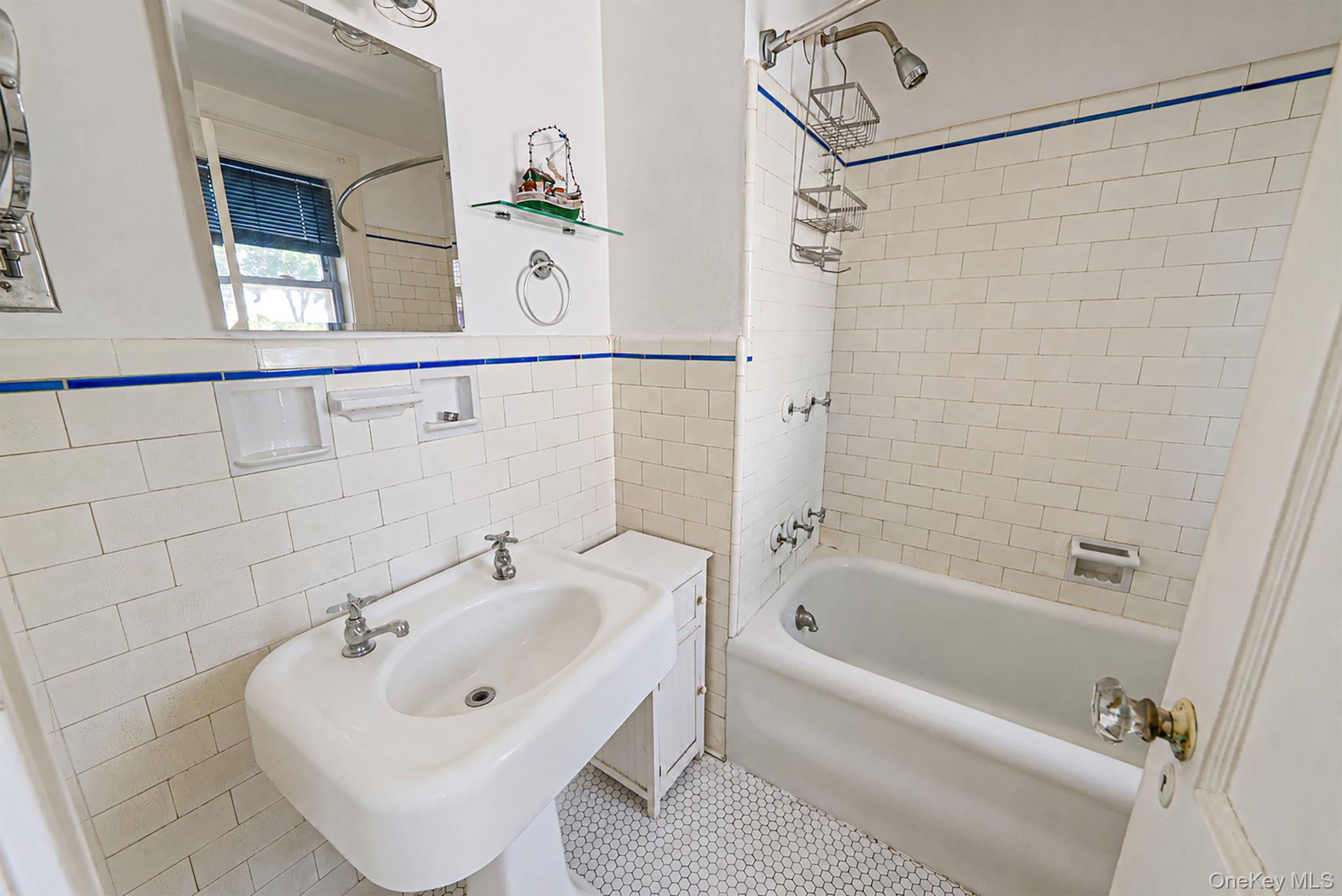 33 Sherman Street Merrick, NY 11566 - Photo 18 of 27