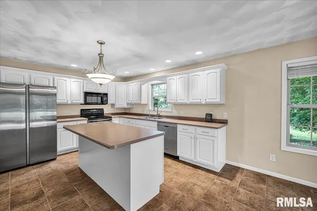 $335,000 | 228 Briarwood Place, Dahinda, IL 61428