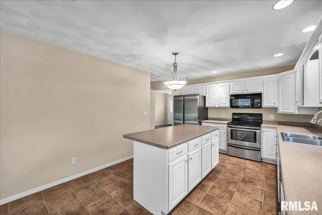 $335,000 | 228 Briarwood Place, Dahinda, IL 61428