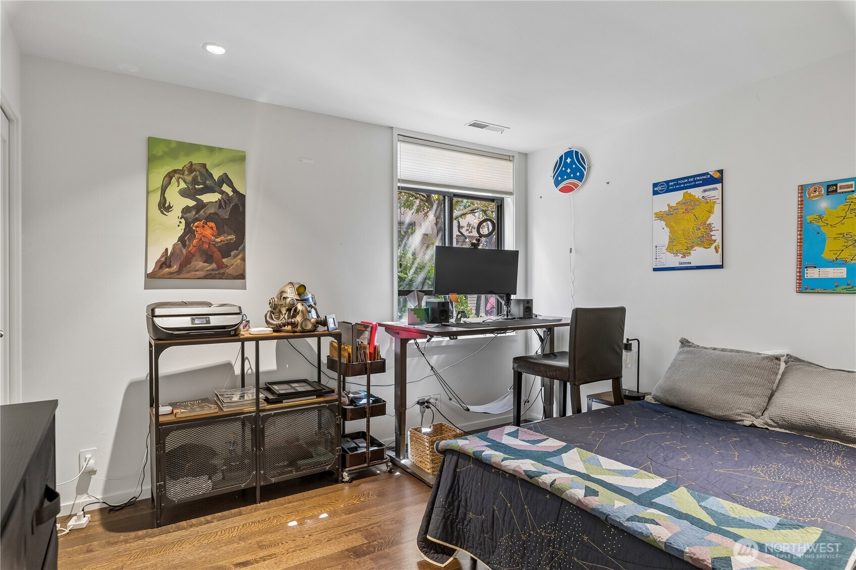88 Virginia Street, Unit 2 Seattle, WA 98121 - Photo 18 of 20 a workspace with furniture and painting on the wall