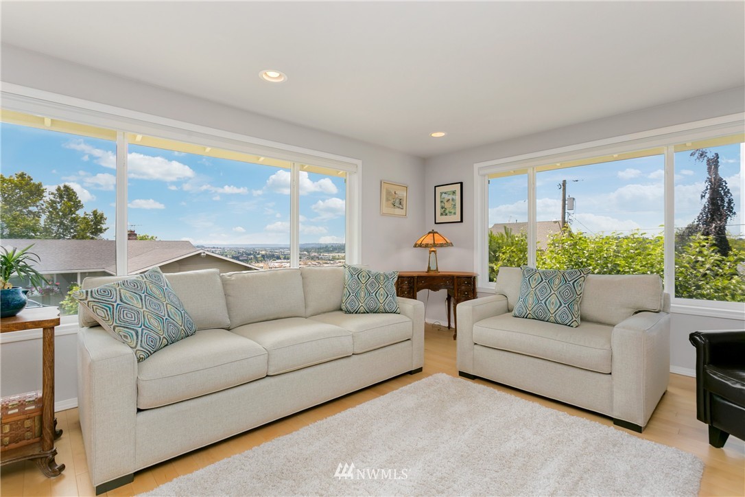 1702 Northeast 14th Street Renton, WA 98056 - Photo 2 of 22