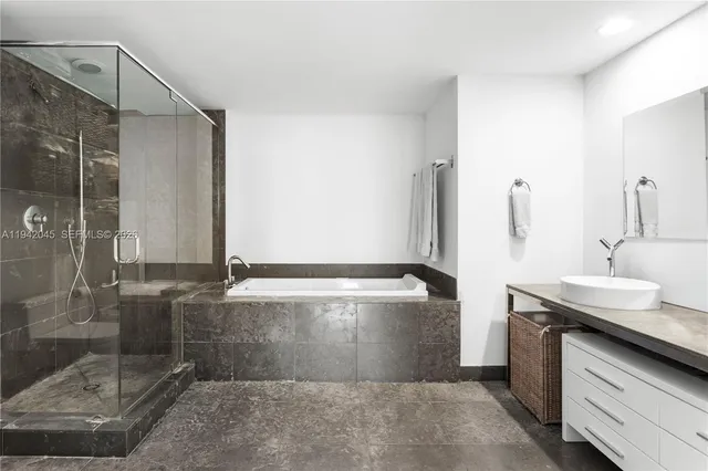 $7,950 | 495 Brickell Avenue, Unit 1001, Miami, FL 33131