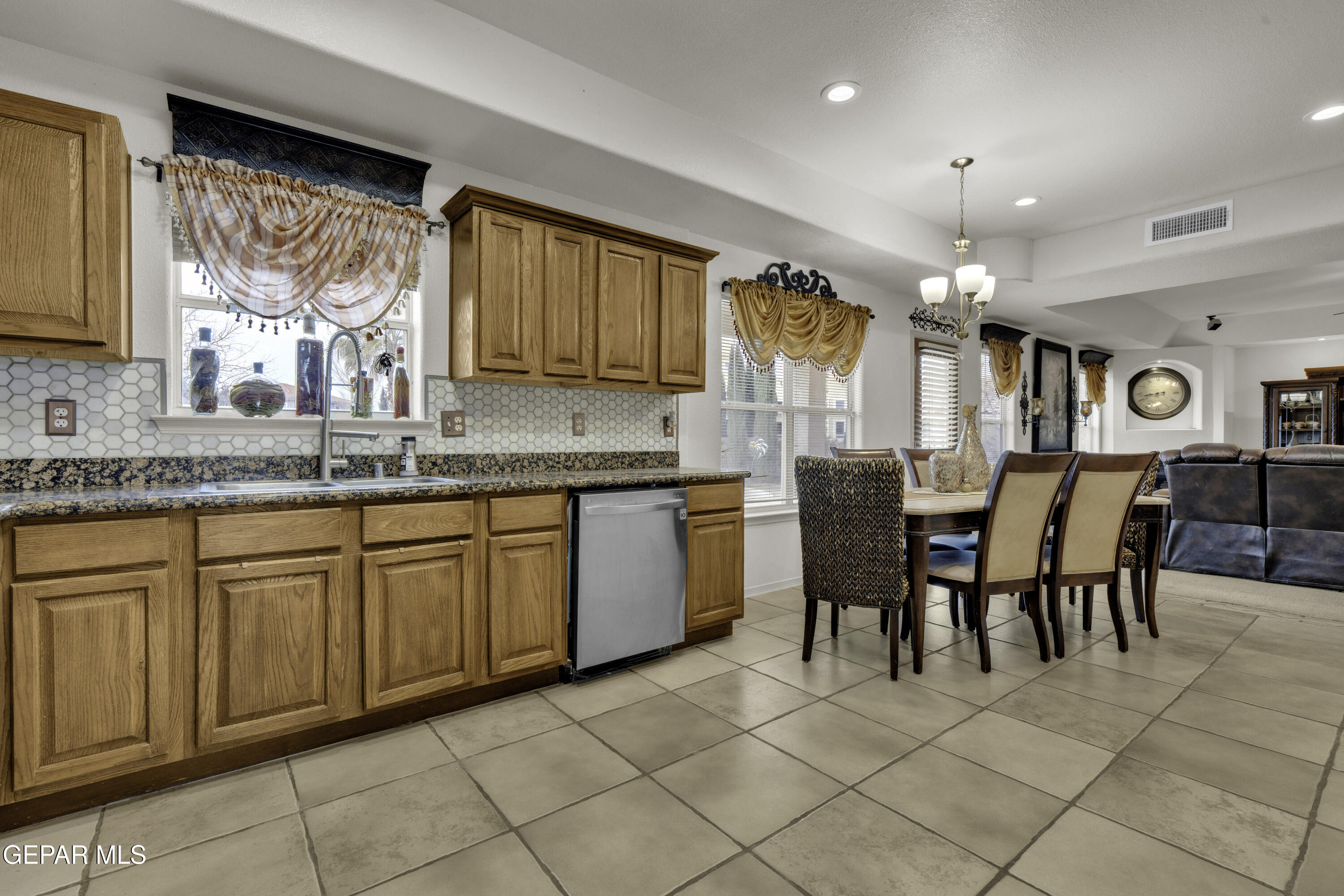 1075 Yasmin Court El Paso, TX 79932 - Photo 11 of 37 2 (18)