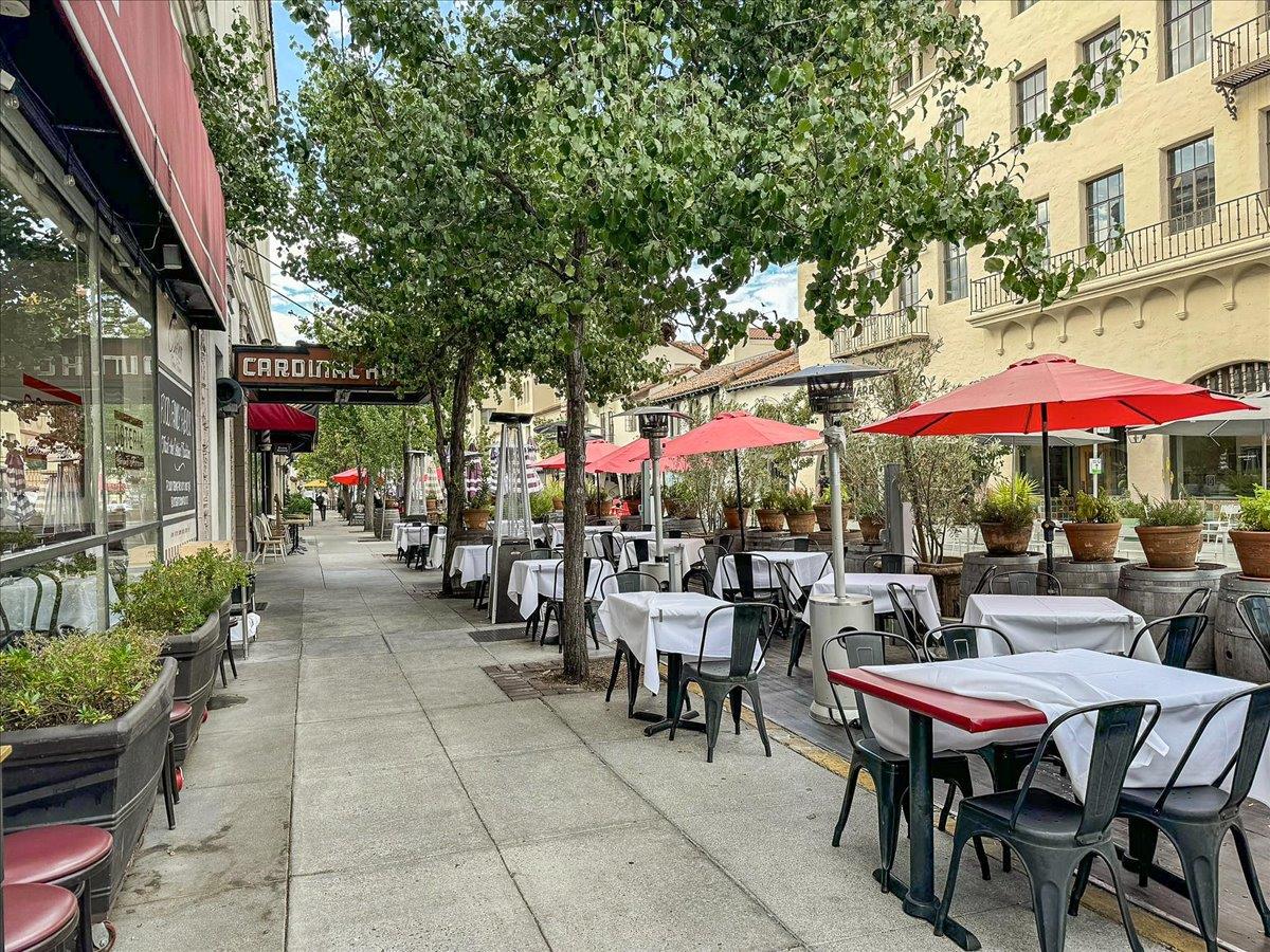 335 Middlefield Road Palo Alto, CA 94301 - Photo 23 of 38 a view of a tables and chairs under an umbrella