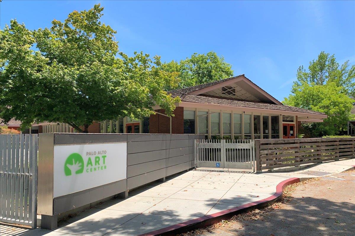 335 Middlefield Road Palo Alto, CA 94301 - Photo 27 of 38 a front view of a house with a garden