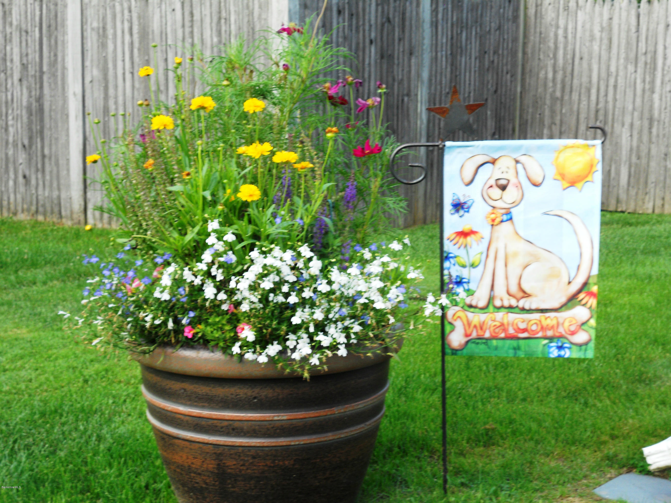 31 Winesap Road Pittsfield, MA 01201 - Photo 6 of 24 Flower Pot and Flag
