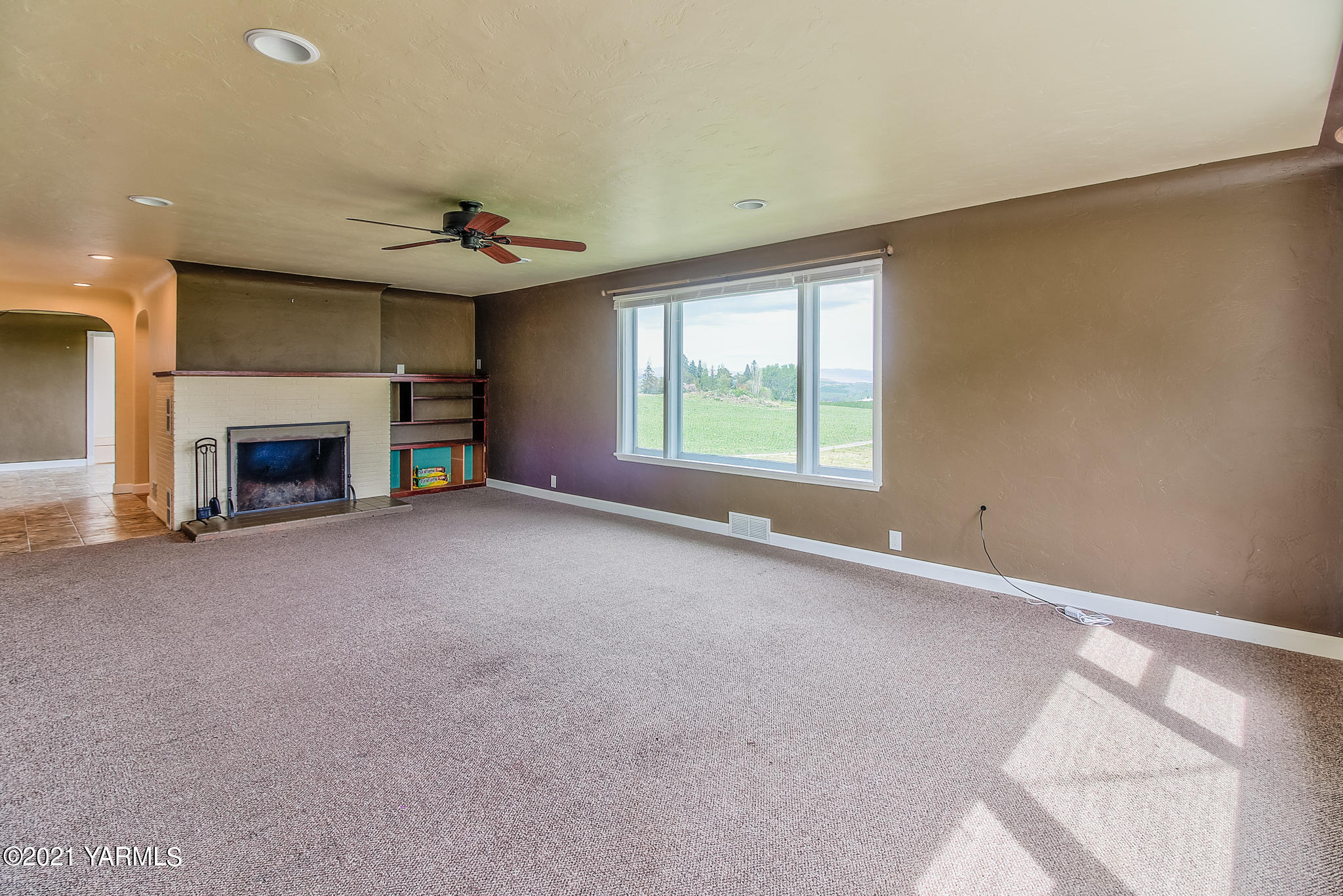 1570 Young Grade Road Yakima, WA 98908 - Photo 9 of 26 Upstairs fireplace