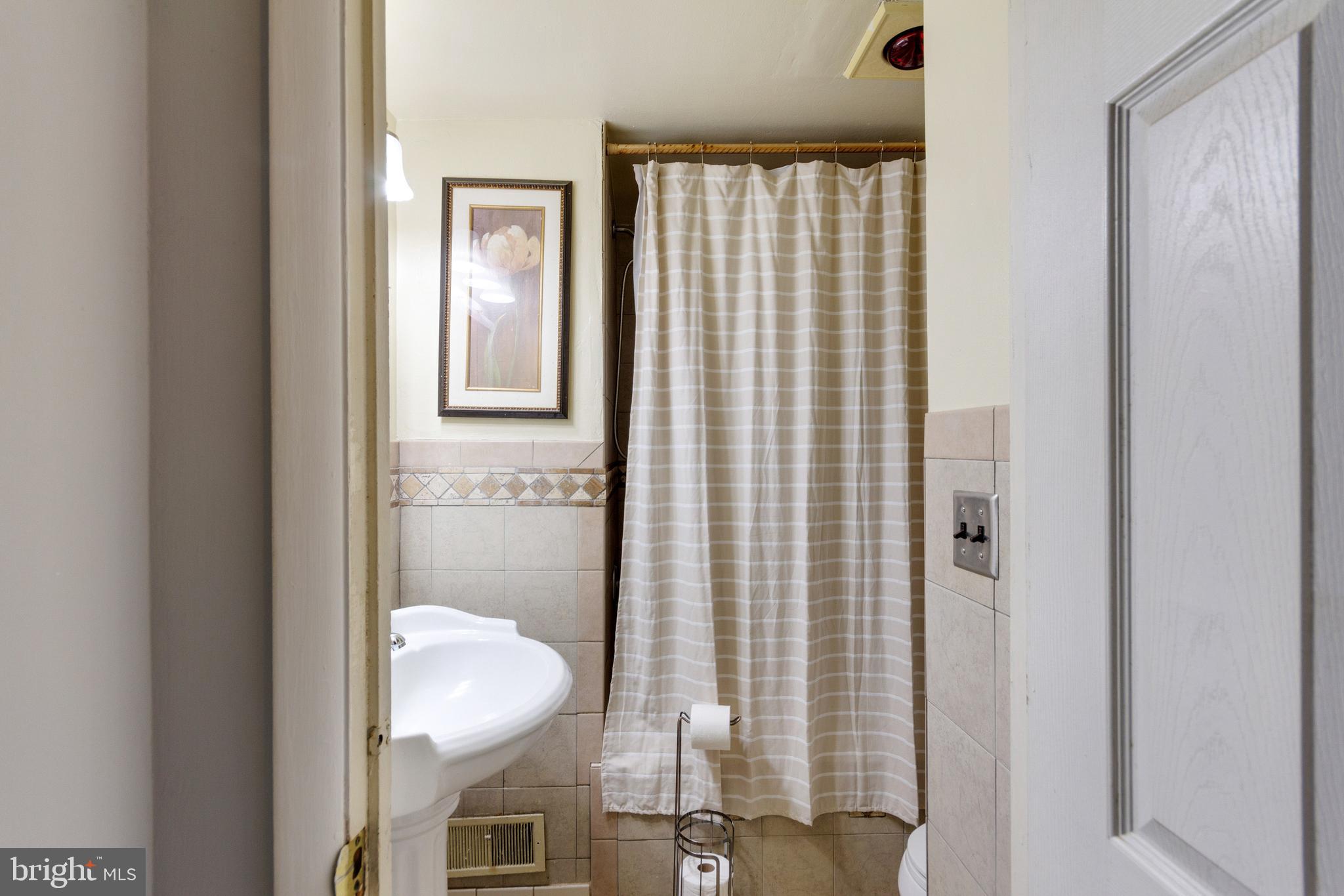 218 Ridgely Road Glen Burnie, MD 21061 - Photo 12 of 25 Full bathroom on upper level