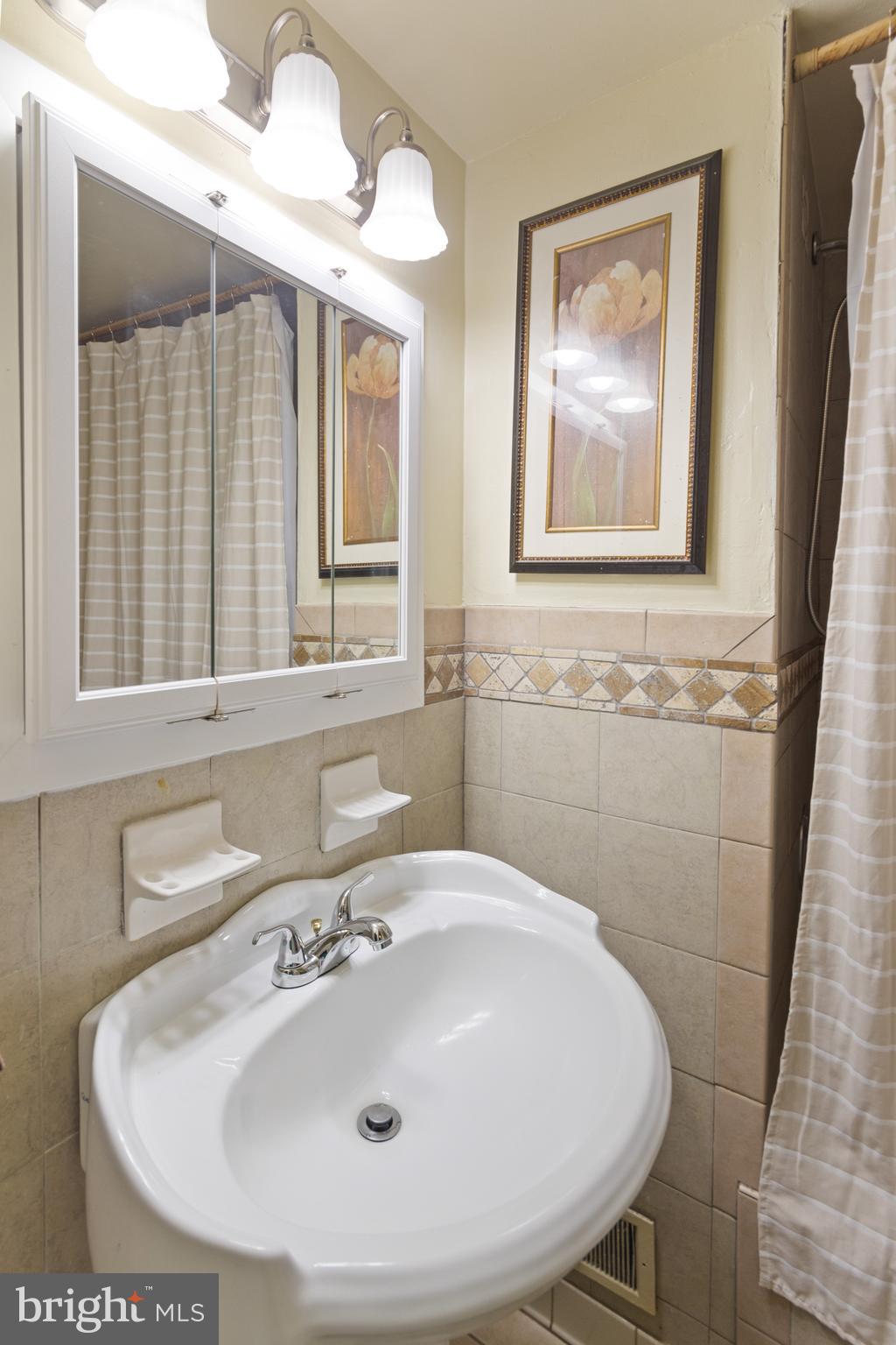 218 Ridgely Road Glen Burnie, MD 21061 - Photo 13 of 25 Full bathroom upper level