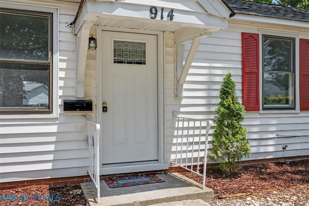 914 Ridgeway Avenue Hampton, VA 23661 - Photo 5 of 33 a view of a house with a door and a window
