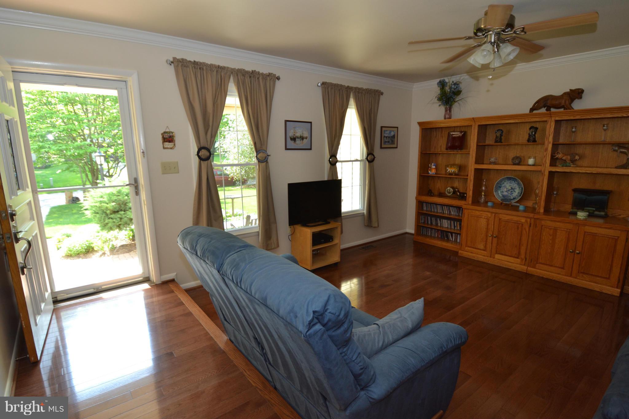 6872 Many Days Columbia, MD 21045 - Photo 26 of 30 Living Room