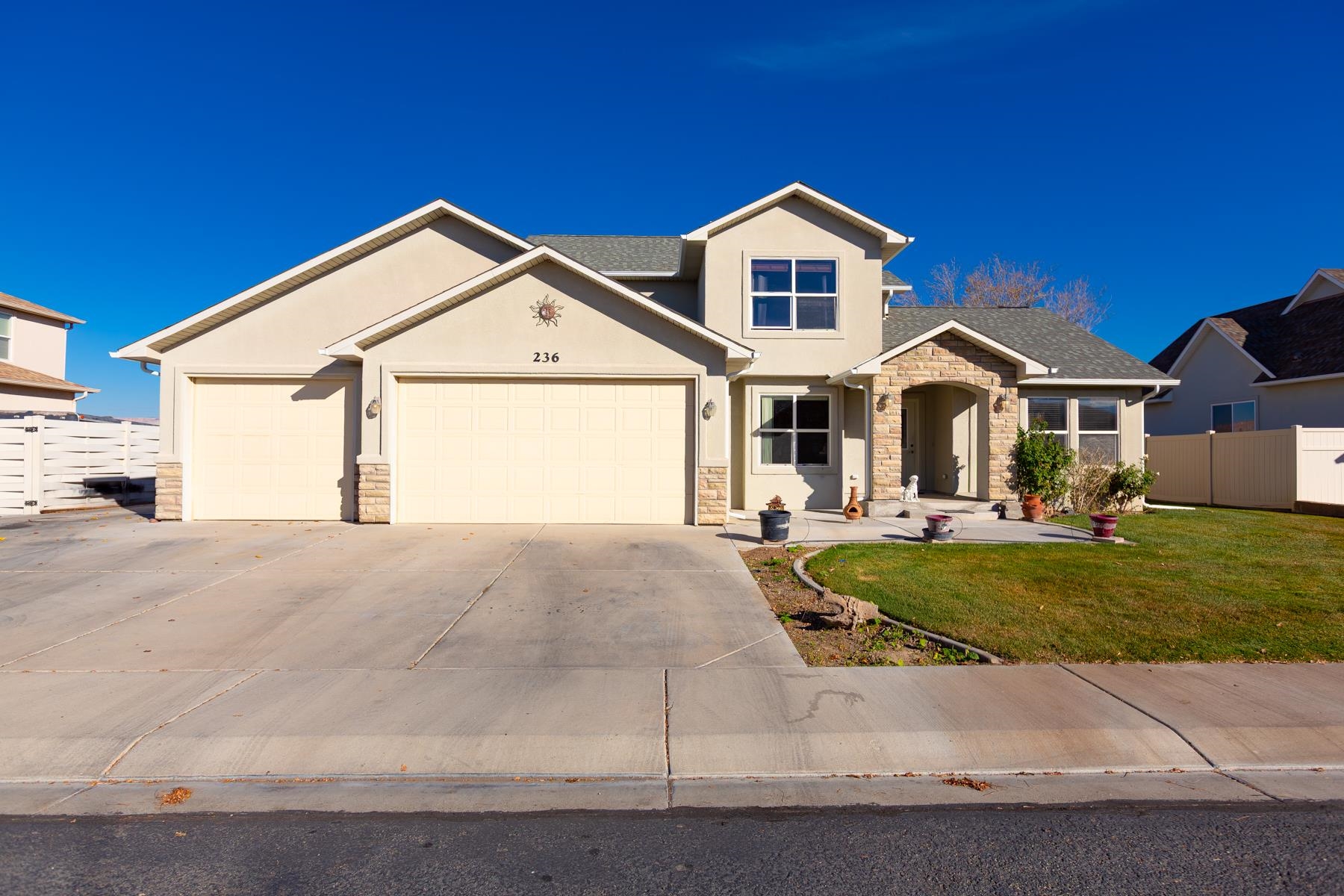 236 Frontier Street Grand Junction, CO 81503 - Photo 2 of 40 a front view of a house with a yard