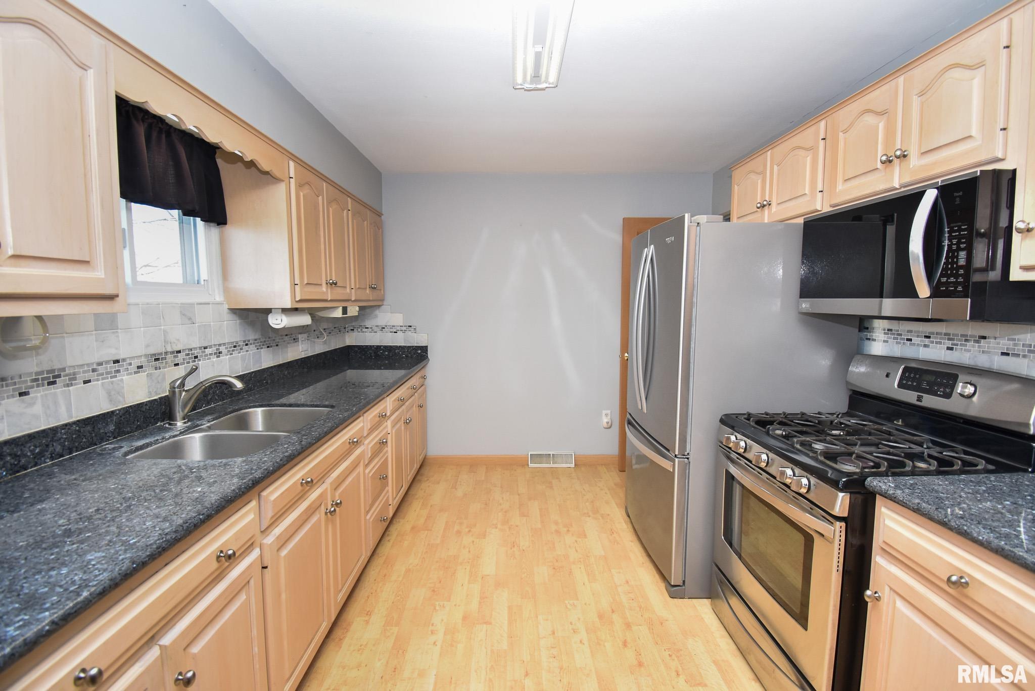 2715 Tiara Strip Peoria, IL 61607 - Photo 11 of 30