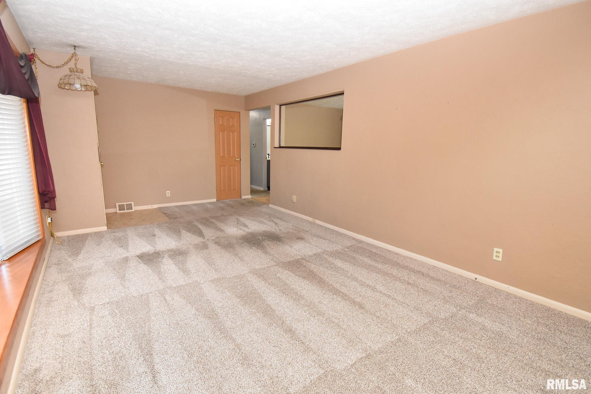 2715 Tiara Strip Peoria, IL 61607 - Photo 4 of 30