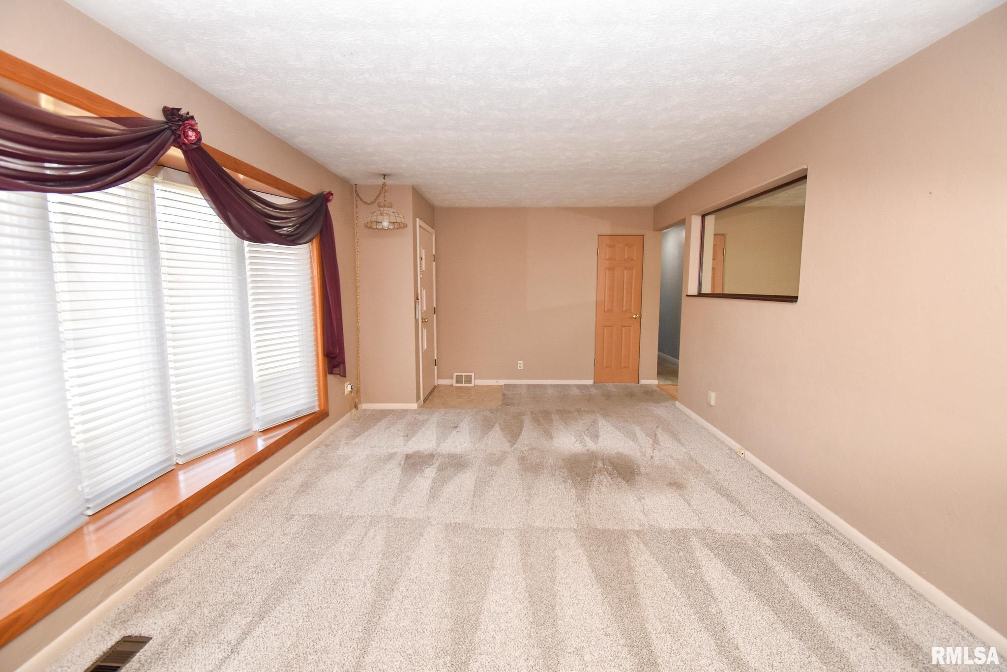 2715 Tiara Strip Peoria, IL 61607 - Photo 5 of 30