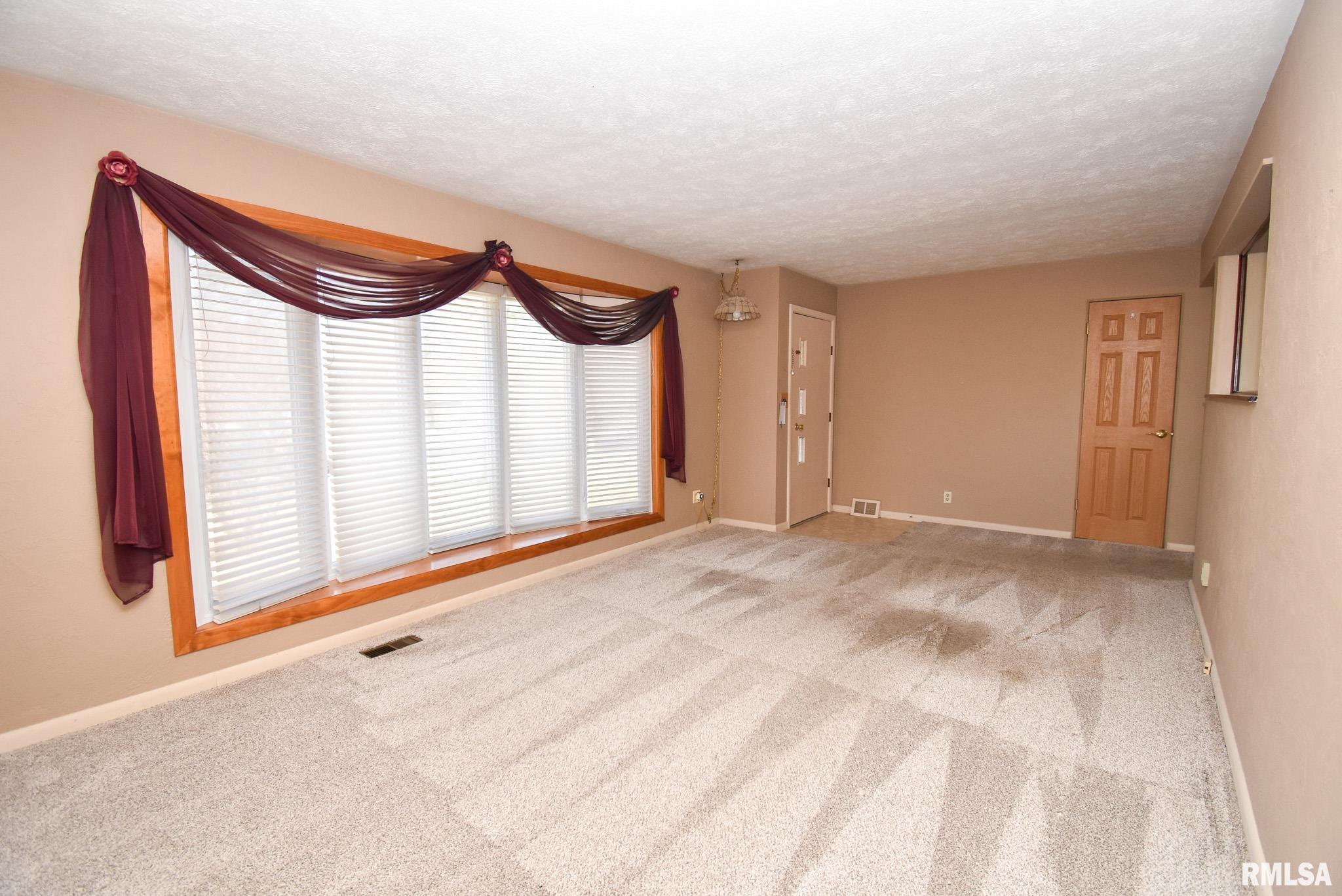 2715 Tiara Strip Peoria, IL 61607 - Photo 6 of 30