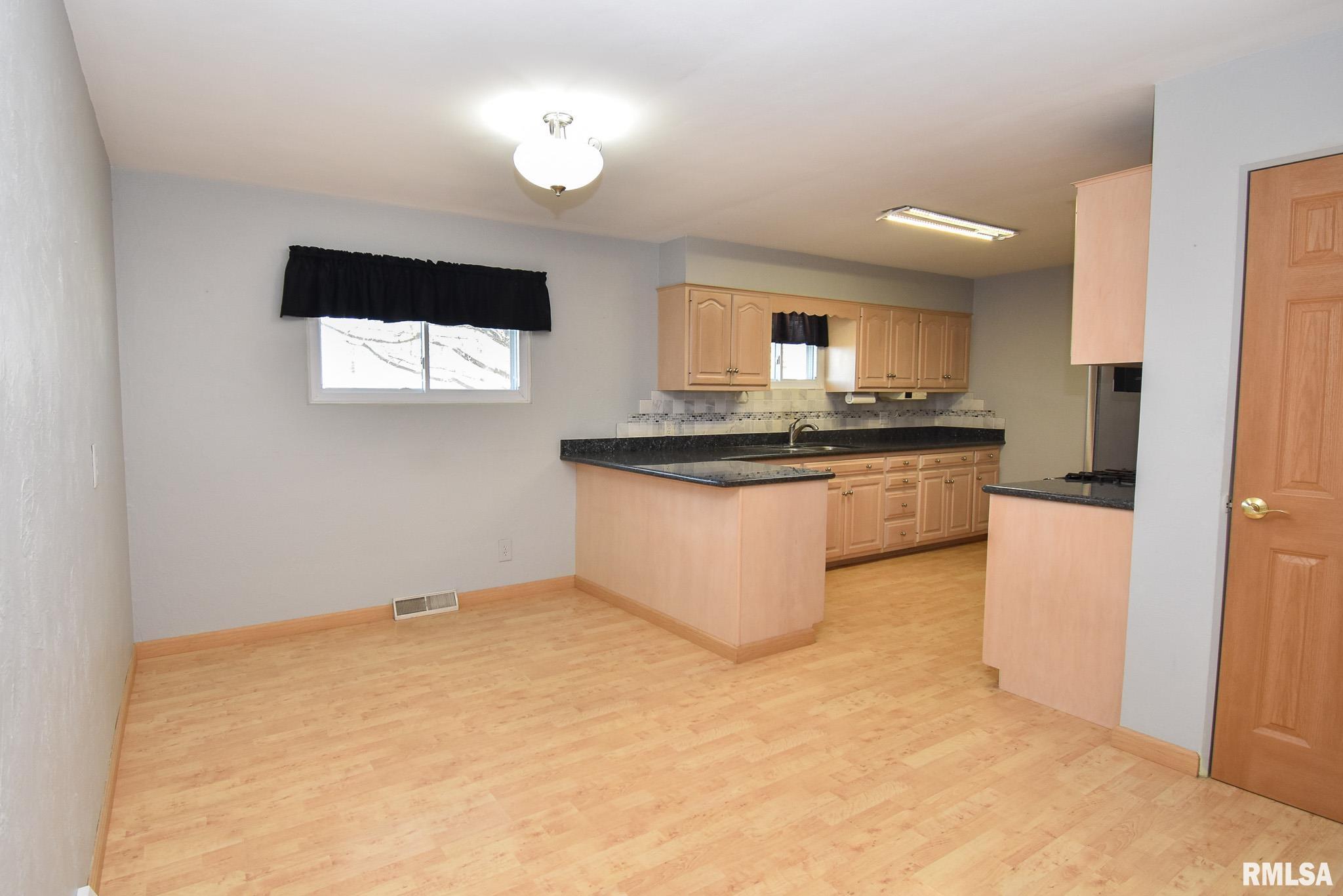 2715 Tiara Strip Peoria, IL 61607 - Photo 7 of 30