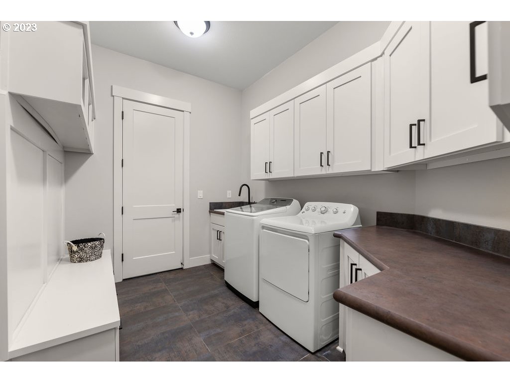 4501 Northwest 122nd Street Vancouver, WA 98685 - Photo 9 of 28 a kitchen with a sink cabinets and appliances