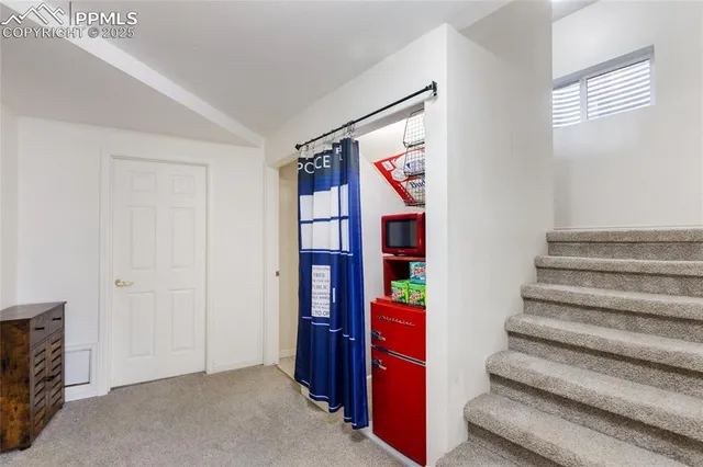 a view of an entryway with a workspace