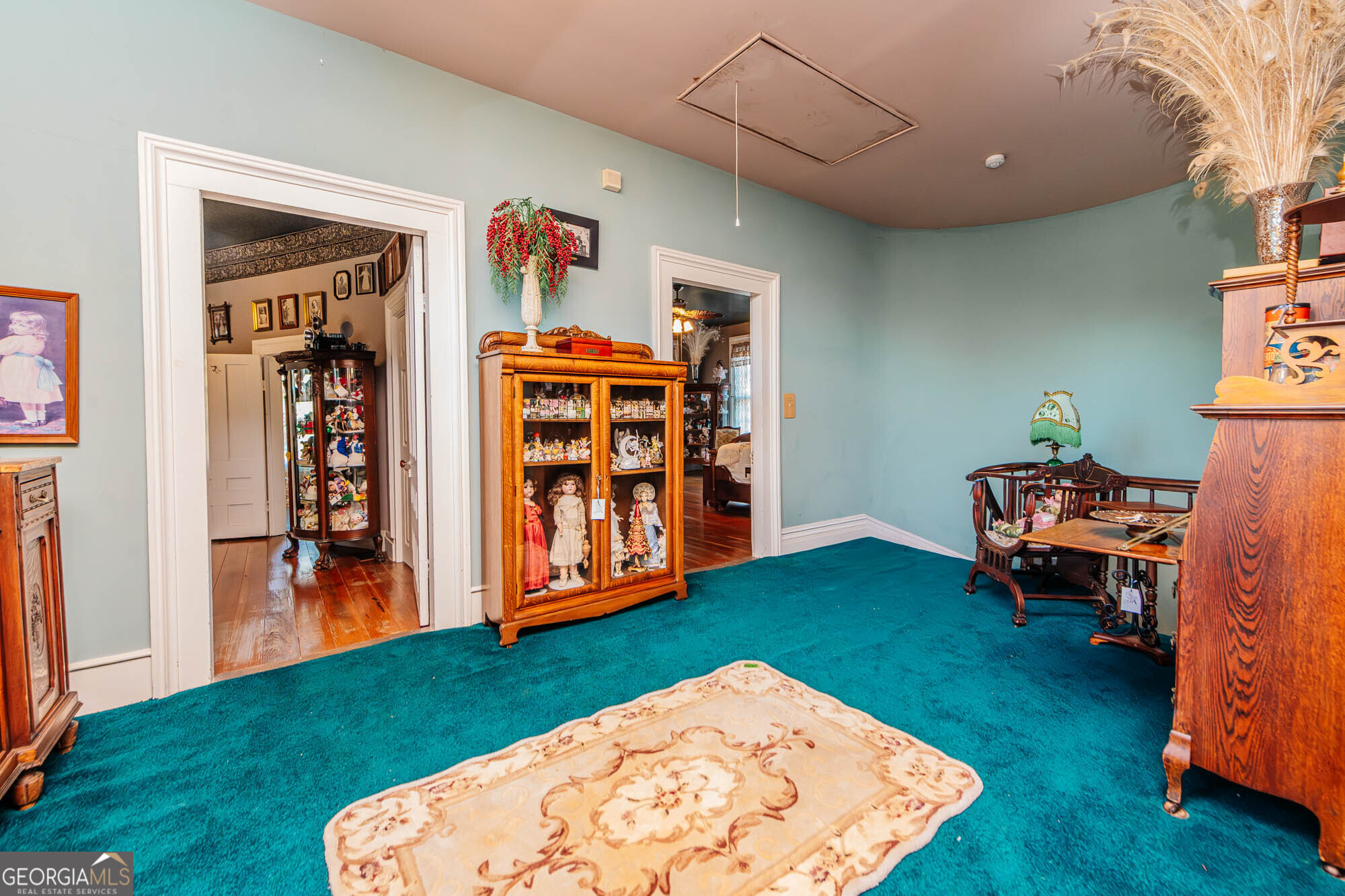 200 Felton Road Perry, GA 31069 - Photo 42 of 128 a living room with furniture and a book shelf