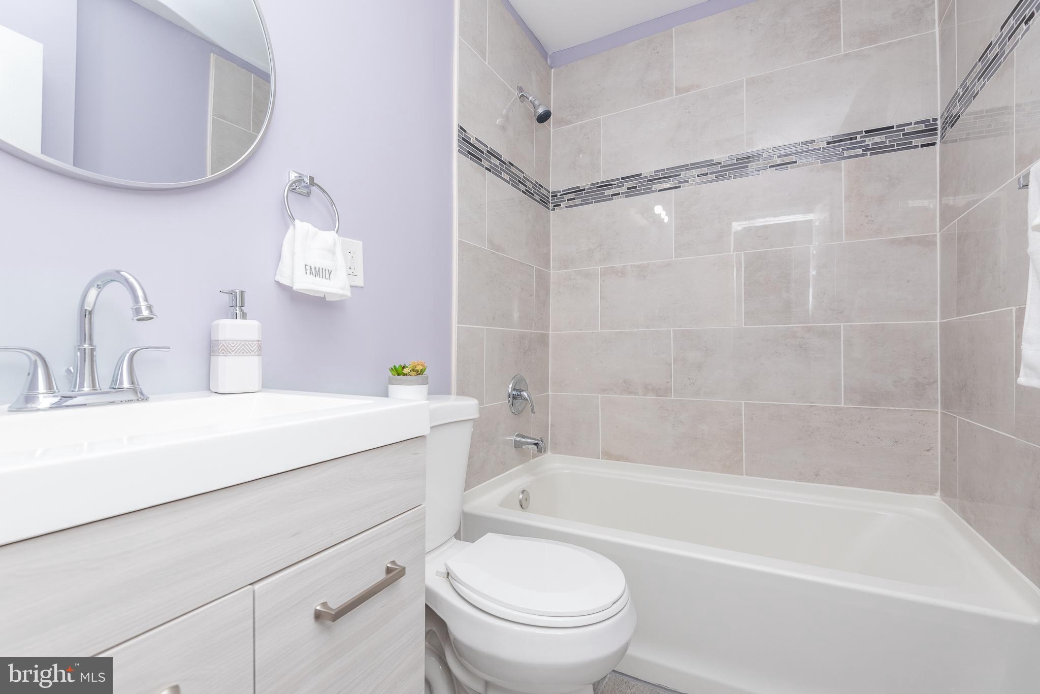 4924 Brookwood Road Baltimore, MD 21225 - Photo 14 of 24 Upper level bath