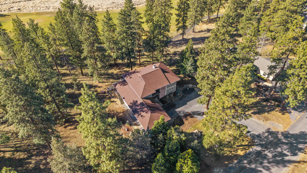 11750 Merganser Road Klamath Falls, OR 97601 - Photo 60 of 66 a backyard of a house with outdoor seating