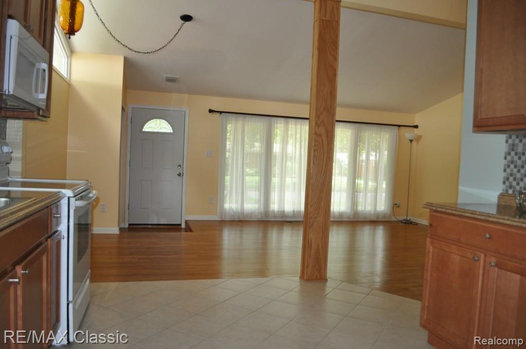 17715 Rougeway Street Livonia, MI 48152 - Photo 5 of 34 17715 Rougeway (54).jpg