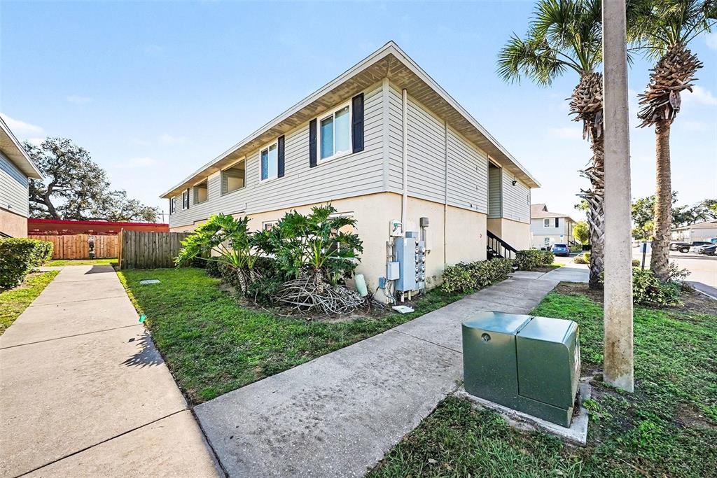550 Golden Raintree Place, Unit 550 Brandon, FL 33510 - Photo 2 of 33 a front view of a house with garden