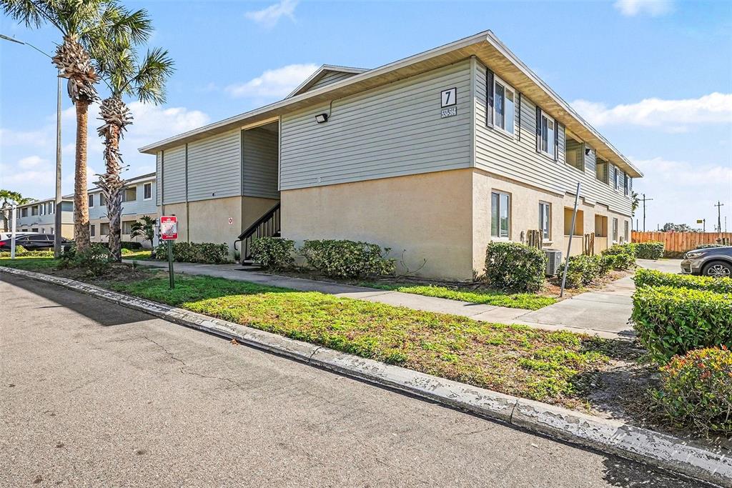 550 Golden Raintree Place, Unit 550 Brandon, FL 33510 - Photo 4 of 33 a front view of a house with garden