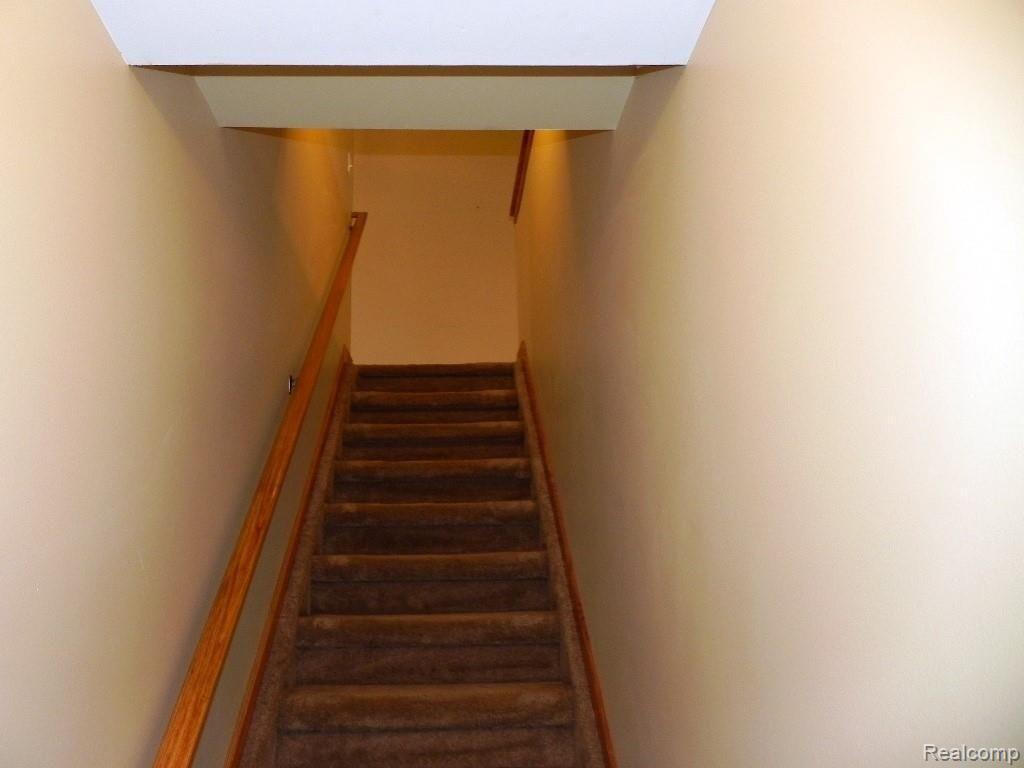 3121 Smugglers Ridge Walled Lake, MI 48390 - Photo 33 of 44 Stairs to the main level.JPG
