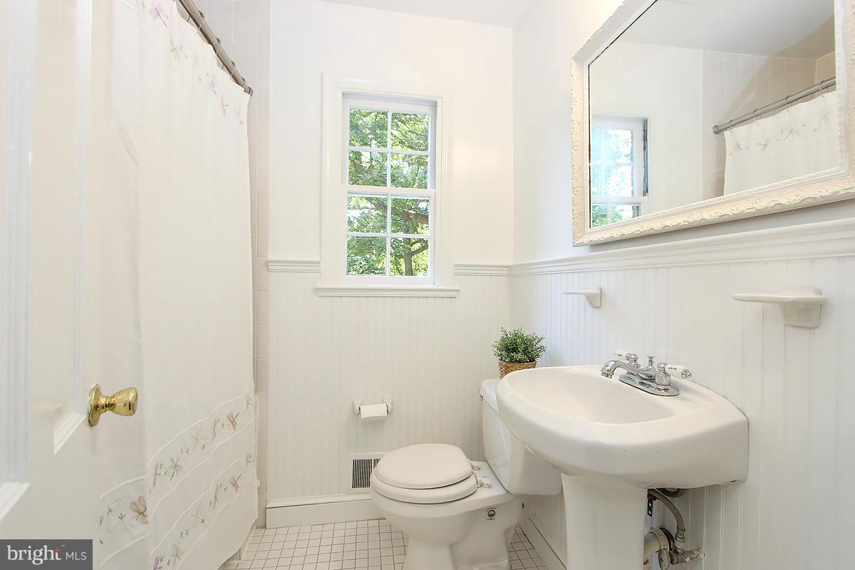 4610 Edgefield Road Bethesda, MD 20814 - Photo 15 of 27 Bath