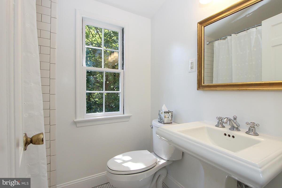 4610 Edgefield Road Bethesda, MD 20814 - Photo 21 of 27 Bath