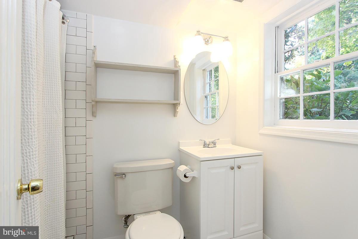 4610 Edgefield Road Bethesda, MD 20814 - Photo 24 of 27 Bath