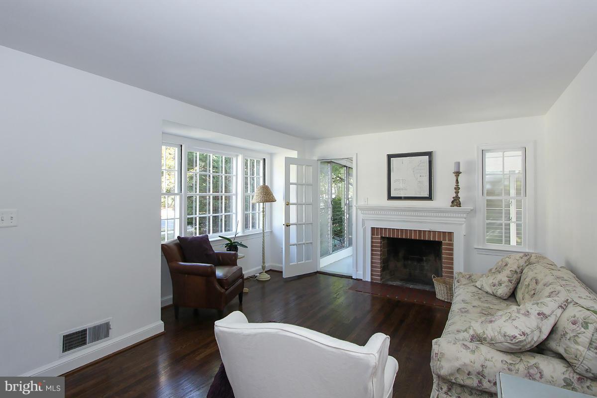 4610 Edgefield Road Bethesda, MD 20814 - Photo 5 of 27 Living Room