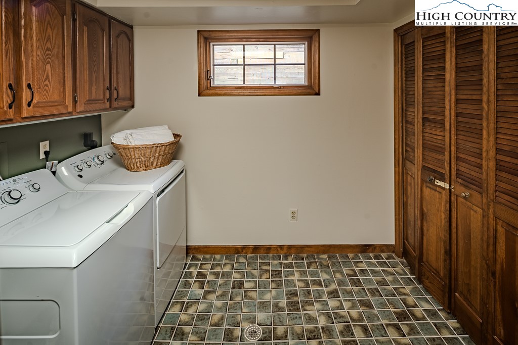 281 Old Hartley Road Banner Elk, NC 28604 - Photo 37 of 50 a bathroom with a sink a toilet and shower