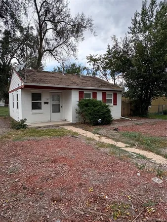 a house view with a backyard space