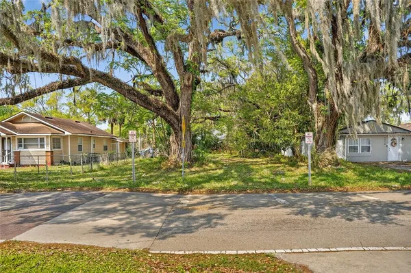 a view of a yard in front of a house