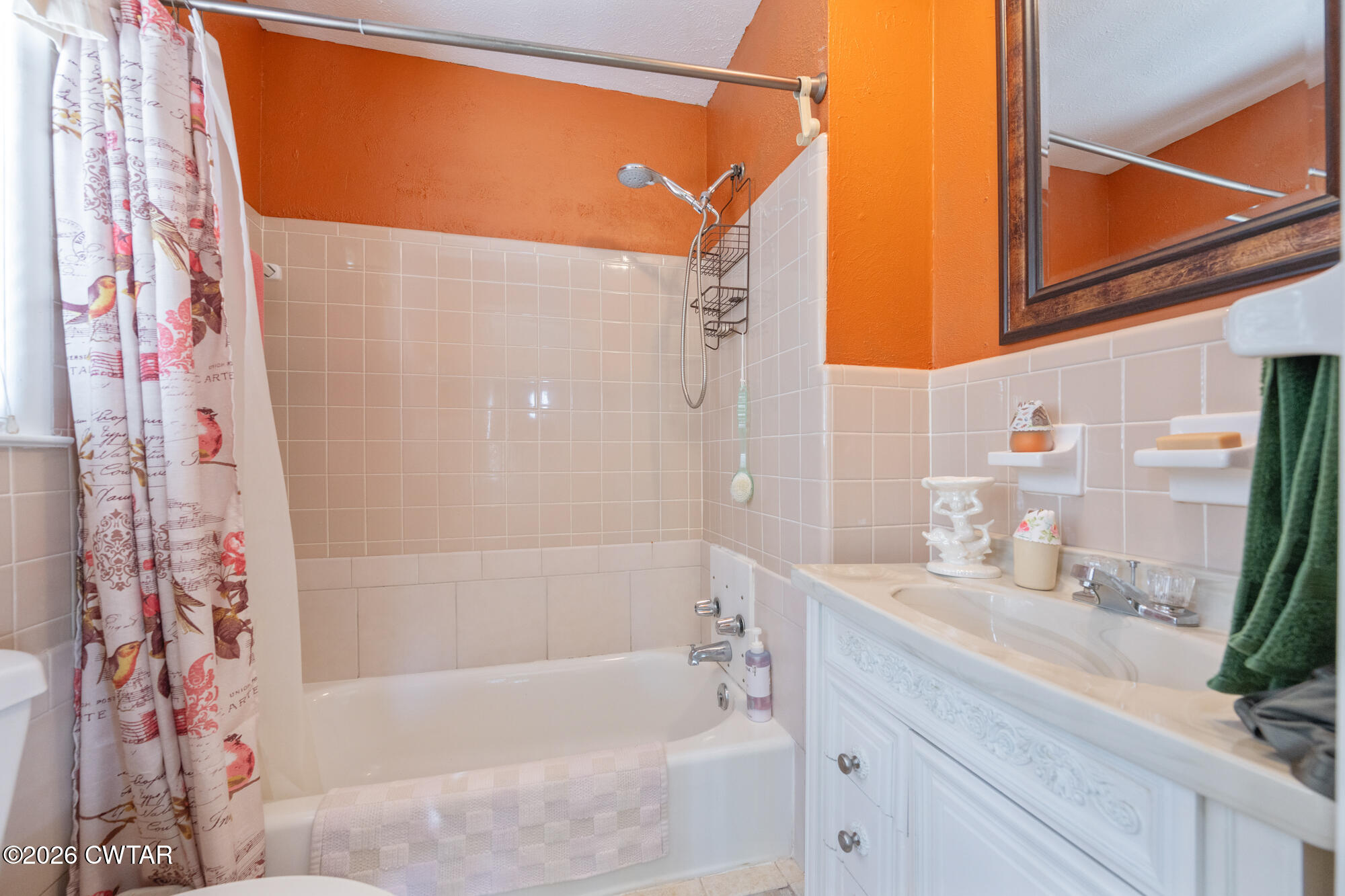 381 Sunset Drive Lexington, TN 38351 - Photo 14 of 26 a bathroom with a bathtub and a sink