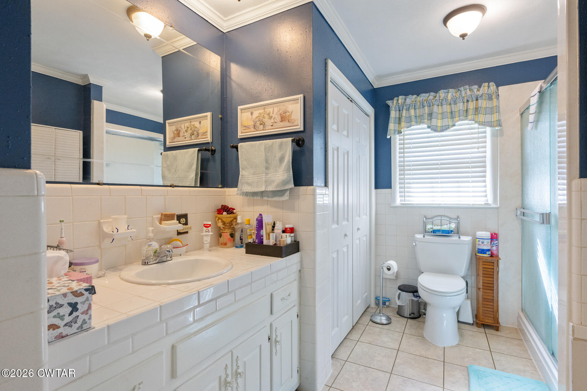 381 Sunset Drive Lexington, TN 38351 - Photo 17 of 26 a bathroom with a sink toilet and a mirror