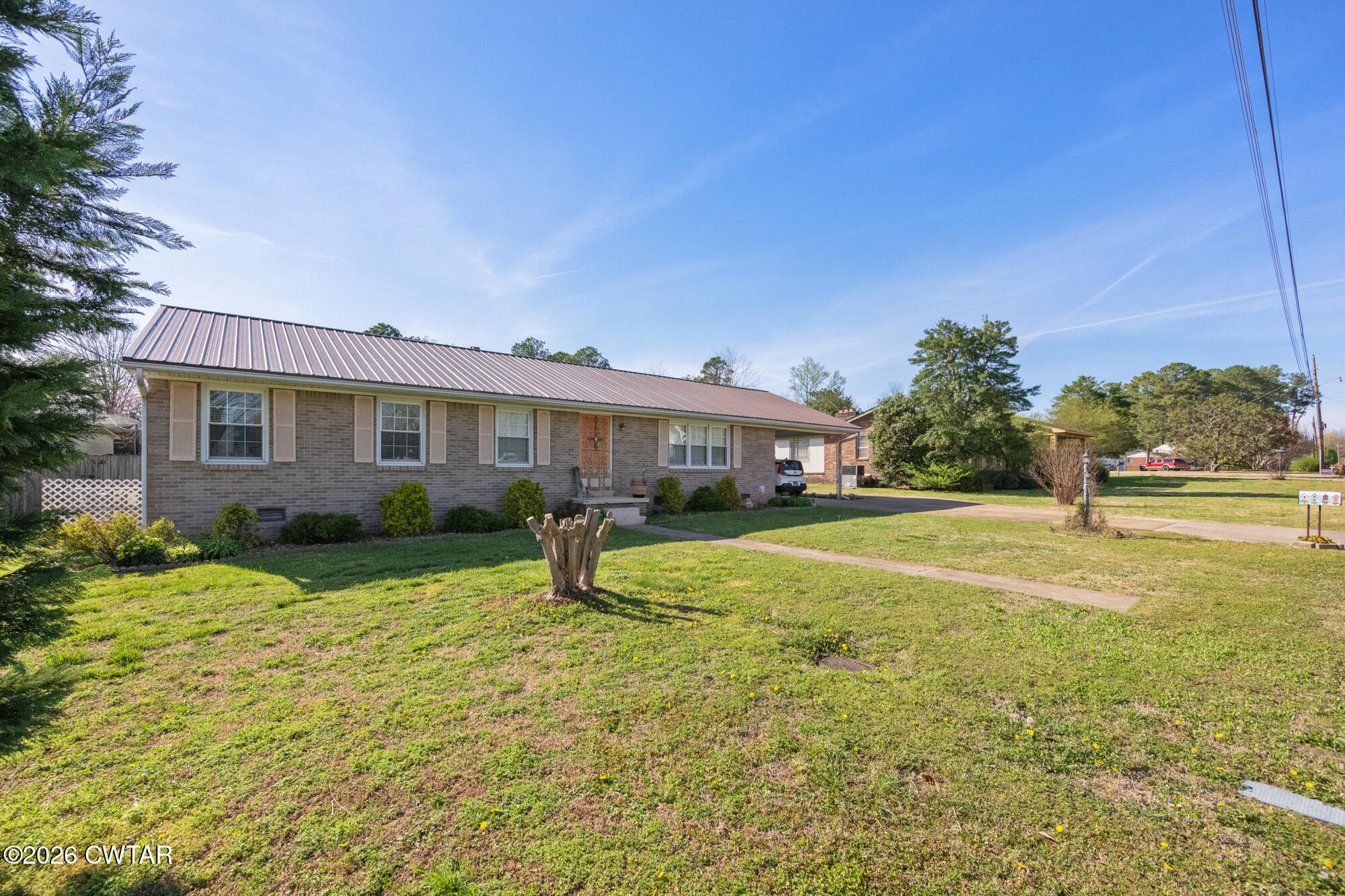 381 Sunset Drive Lexington, TN 38351 - Photo 2 of 26 a front view of house with yard having outdoor seating