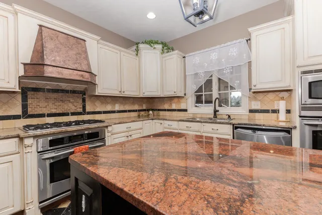 $725,000 | 6 Stonebrook Court, Bloomington, IL 61704