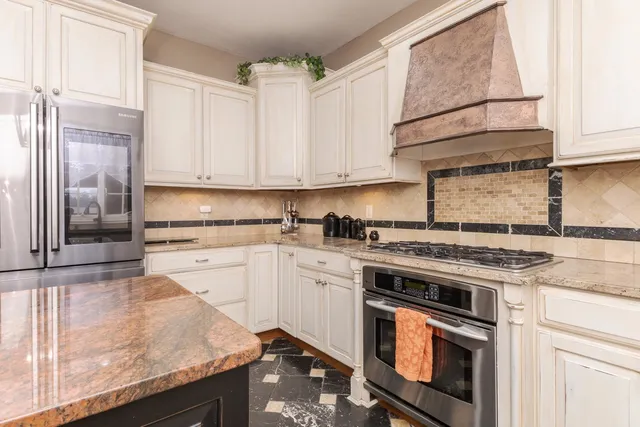 $725,000 | 6 Stonebrook Court, Bloomington, IL 61704