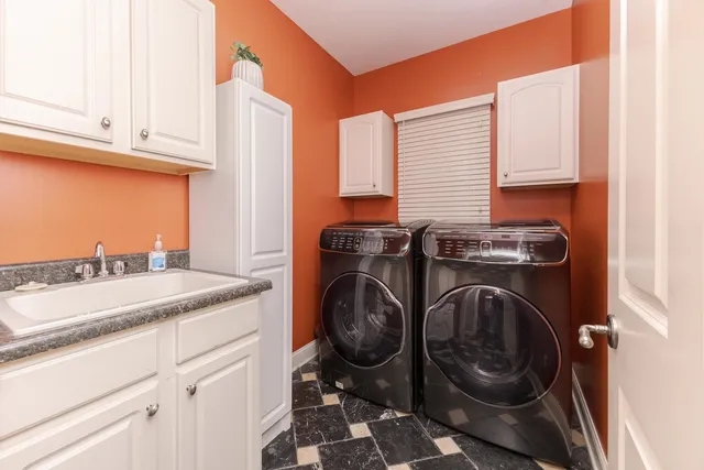 $725,000 | 6 Stonebrook Court, Bloomington, IL 61704