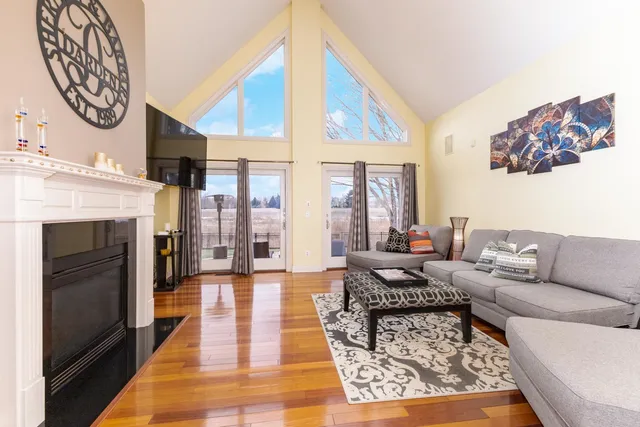 $725,000 | 6 Stonebrook Court, Bloomington, IL 61704