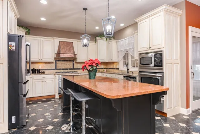 $725,000 | 6 Stonebrook Court, Bloomington, IL 61704