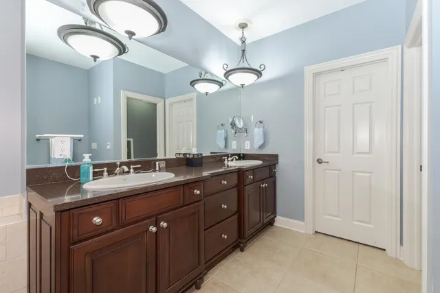 $725,000 | 6 Stonebrook Court, Bloomington, IL 61704