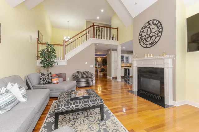 $725,000 | 6 Stonebrook Court, Bloomington, IL 61704