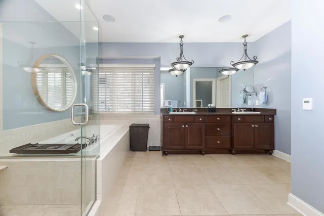 $725,000 | 6 Stonebrook Court, Bloomington, IL 61704